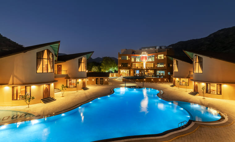 Swimming pool and spa at The Qualia Resort, Udaipur