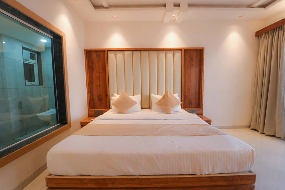 Suite Room with a king bed, a wooden headboard and side tables