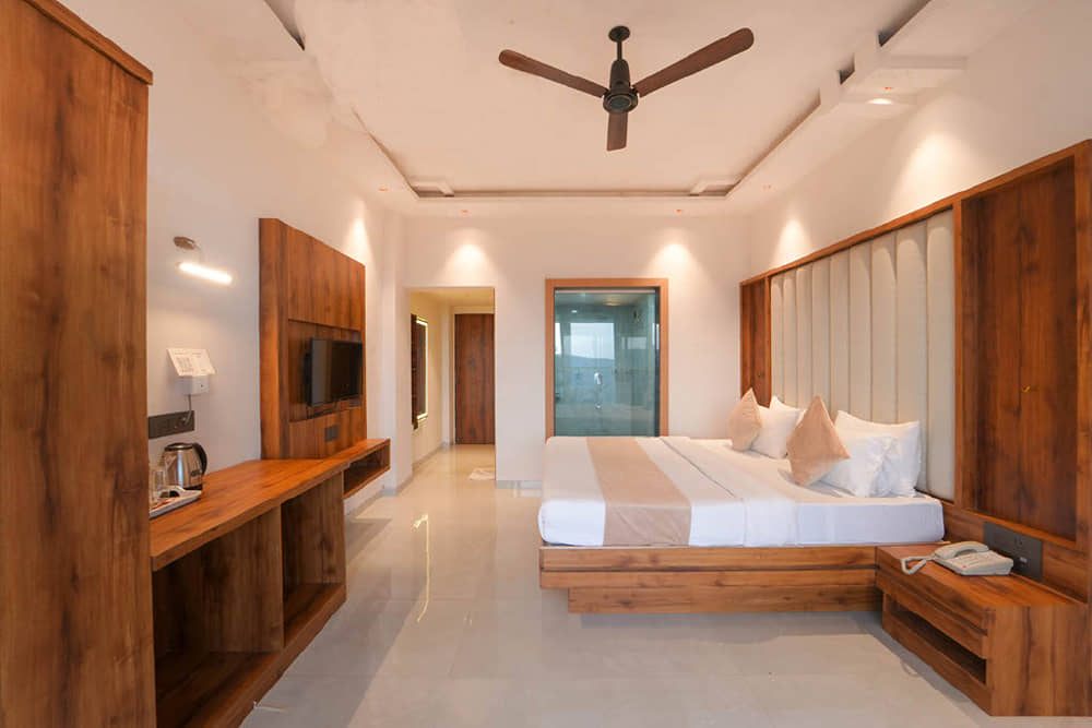 Premium Room with a king bed, a wardrobe, a work desk and a wall-mounted TV