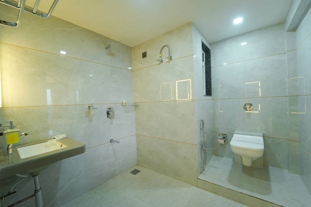 Bathroom with a glass-enclosed shower, a washbasin with a mirror and a toilet