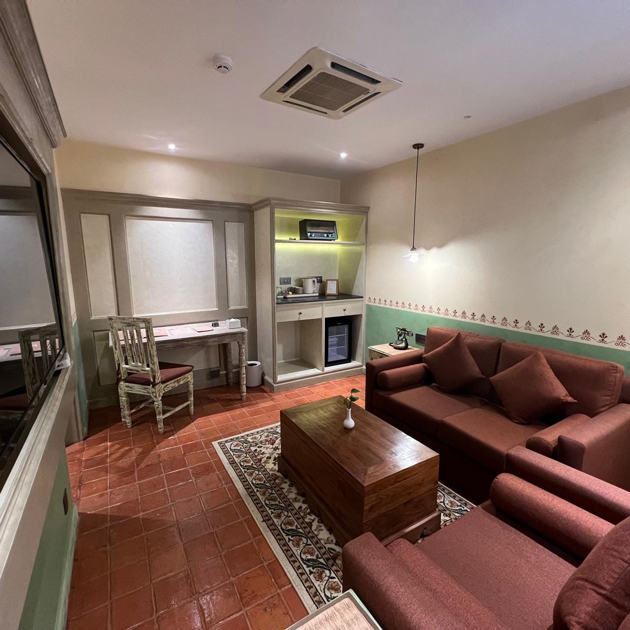 Classic Junior Suite sitting room with sofas and framed artwork