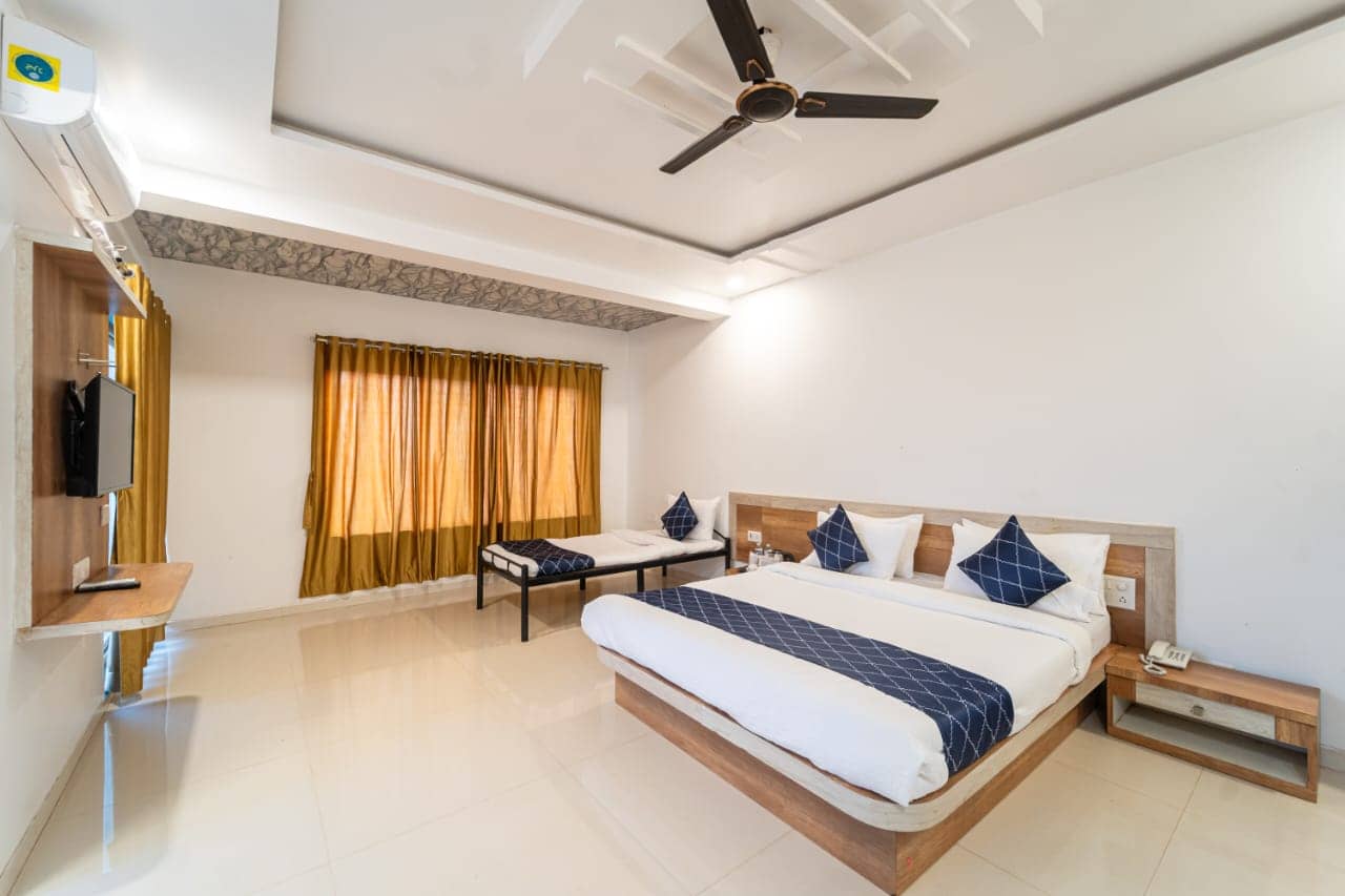 Penthouse Family Pool Corner Room with a king bed, white linen and navy cushions