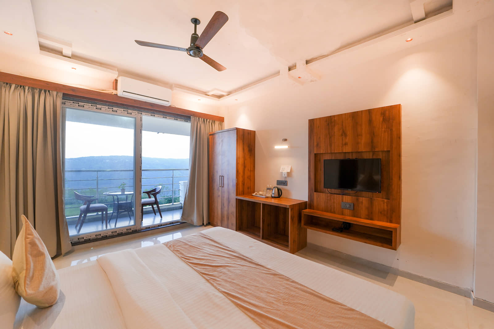 Suite Room with a king bed and sliding doors onto a balcony with valley views