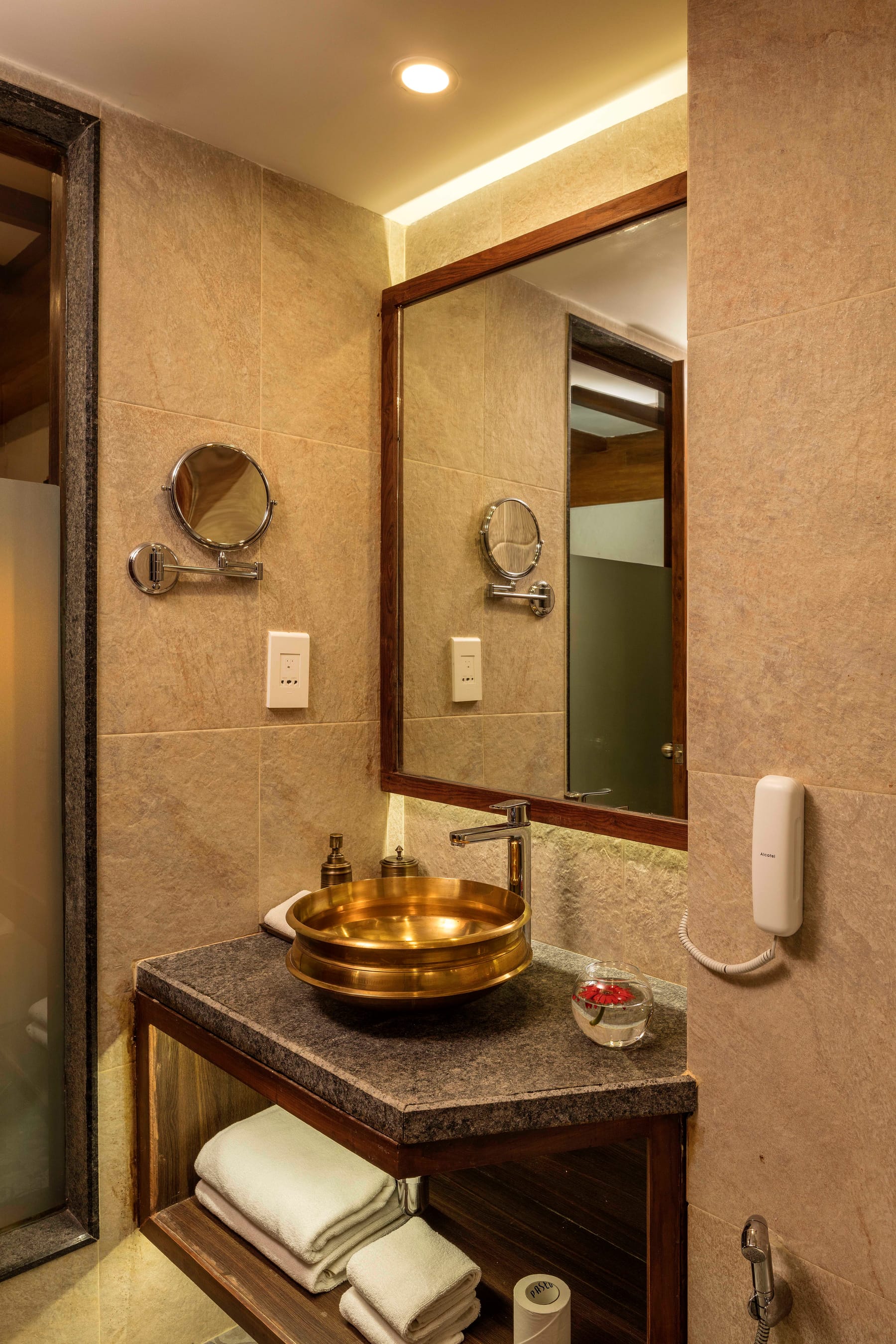 Vanity basin counter in the Classic Deluxe bathroom