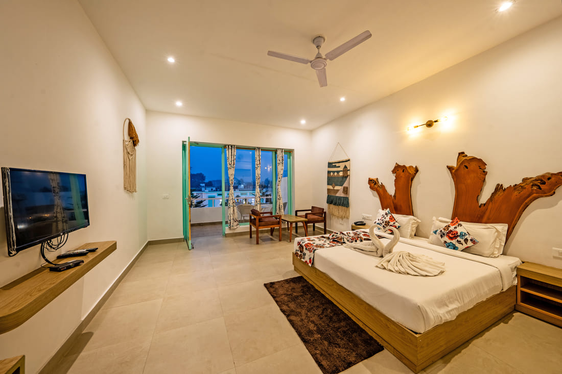 Mountain & Pool View Room interior