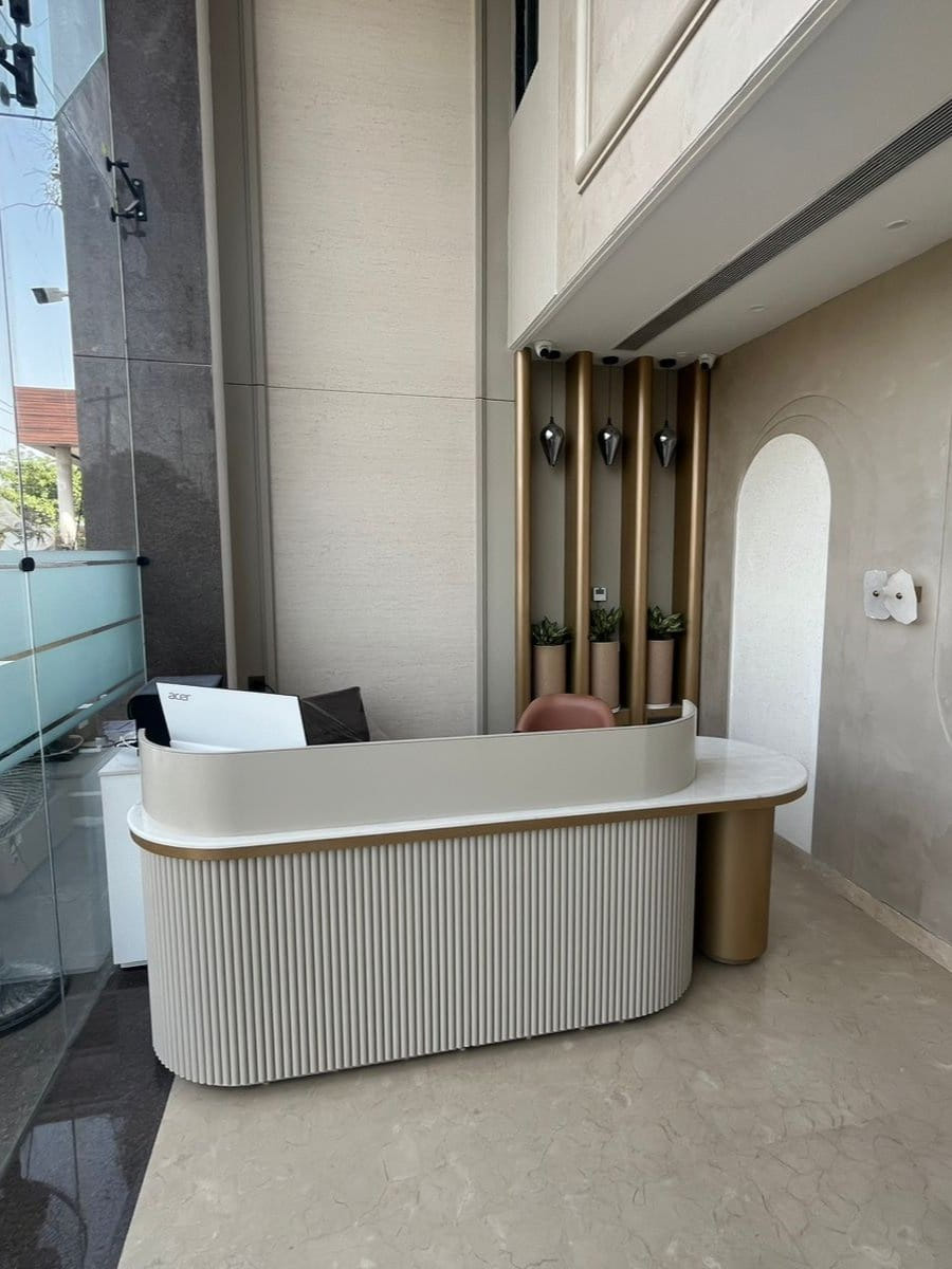 The fluted counter on the terrace at Amara Portico, set against an arched niche with the open-air seating area alongside it