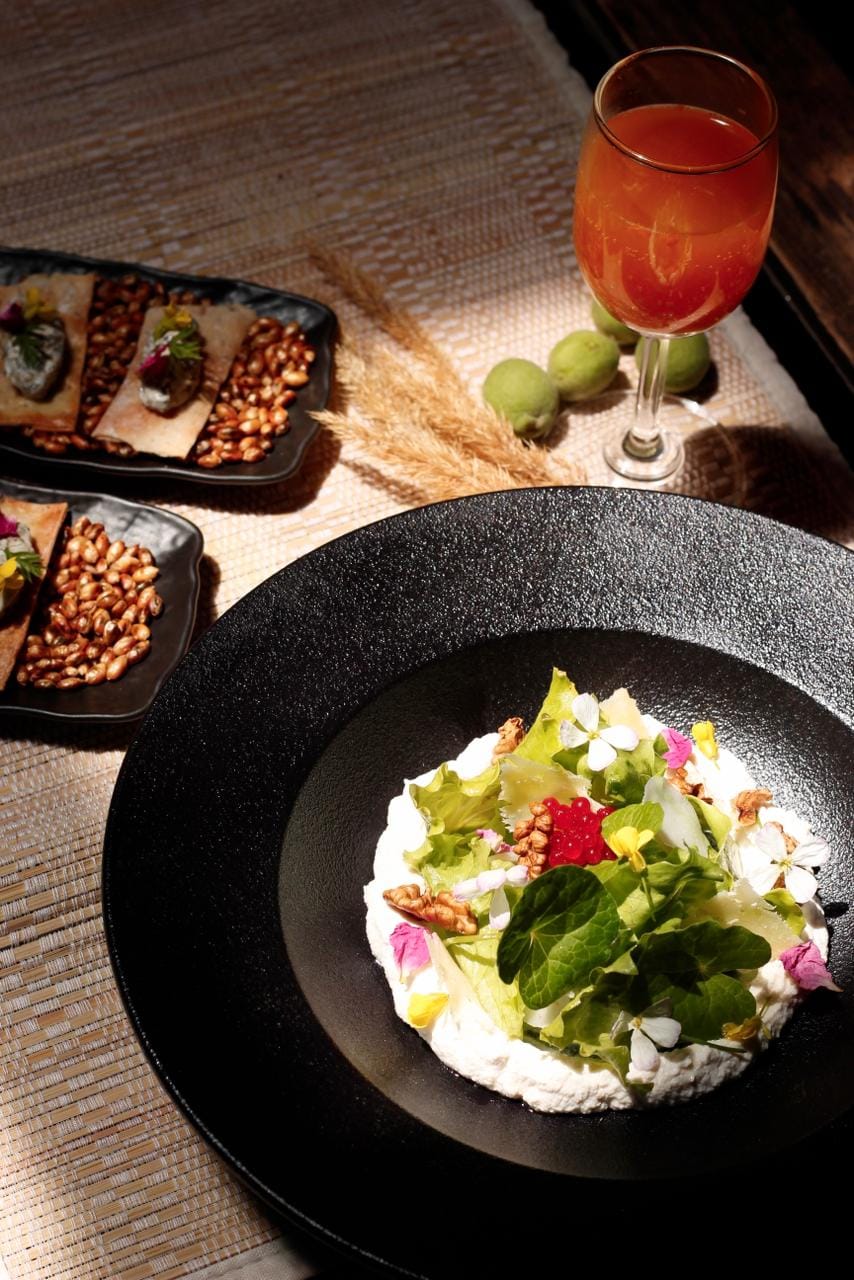 Salad with crackers and a chilled drink