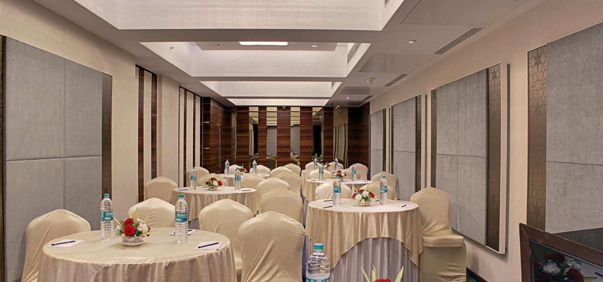 Cluster seating for intimate events