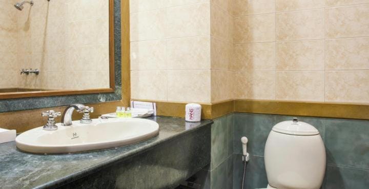 Deluxe sea-view room bathroom at The Hans Coco Palms, Puri