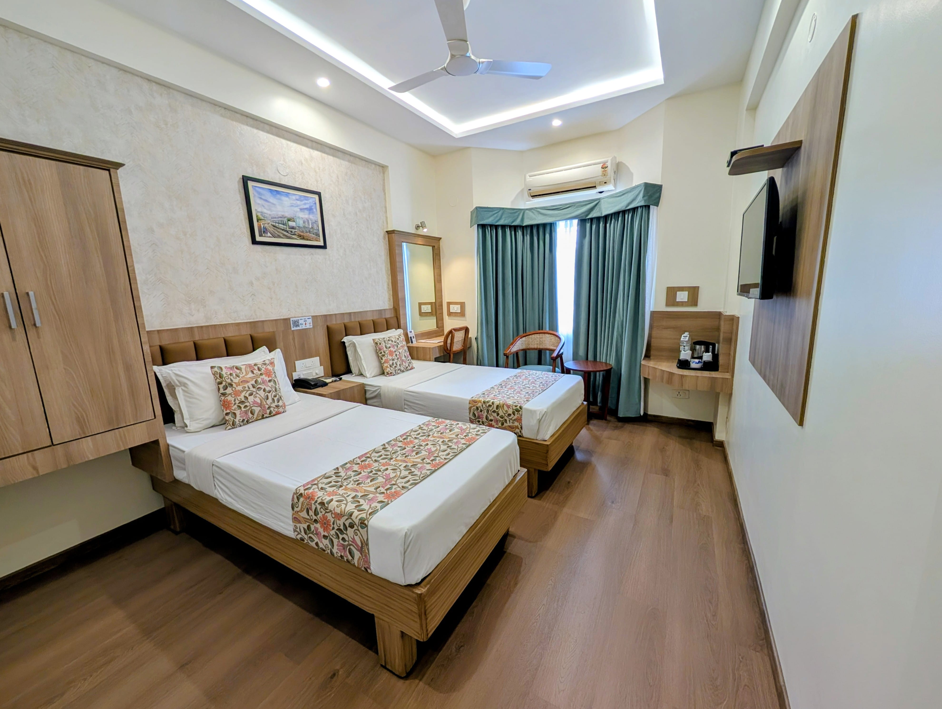Gold Superior Twin Room, view 2