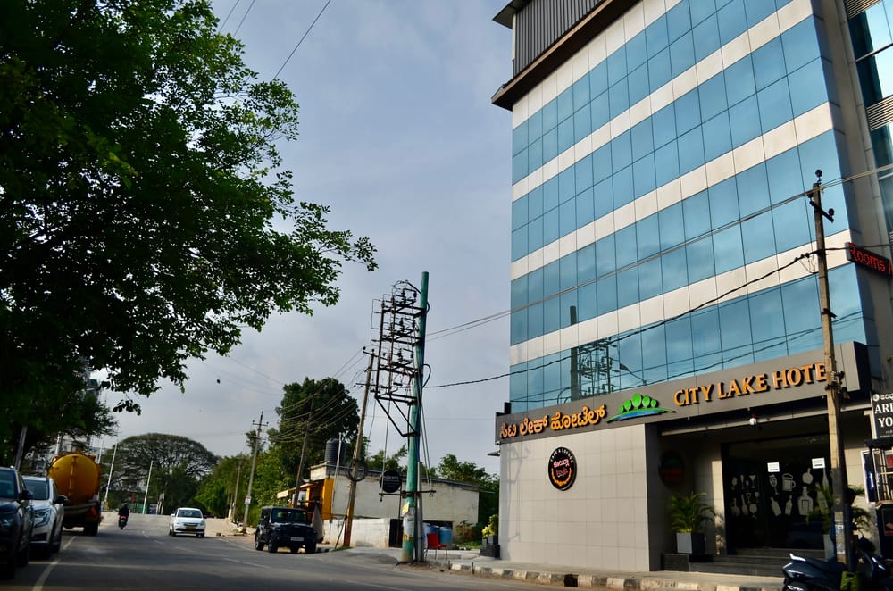 City Lake Hotel from the street