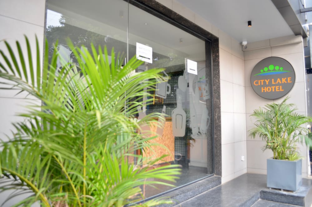 City Lake Hotel entrance signage