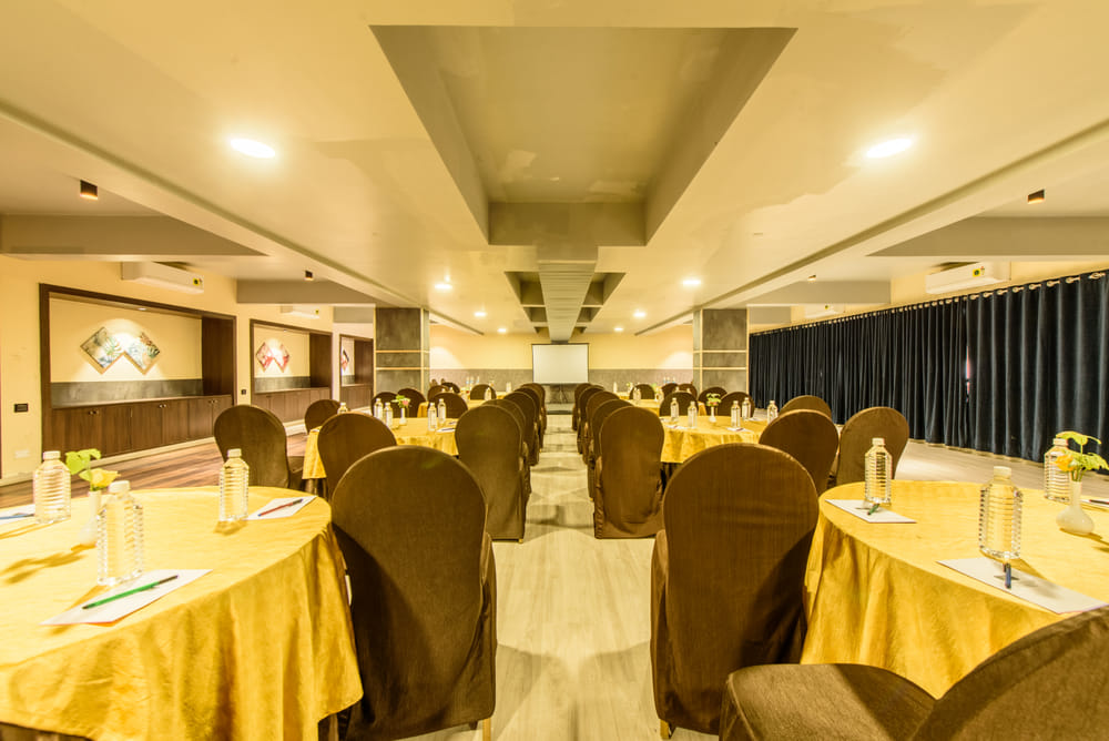 Regency hall, full-capacity setup