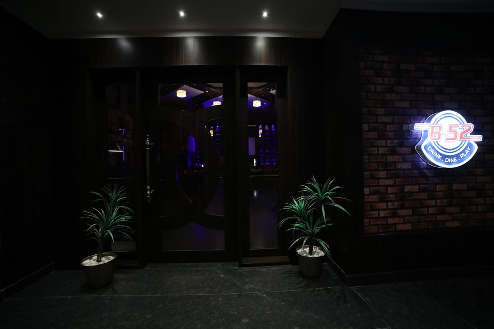 B52 sports bar