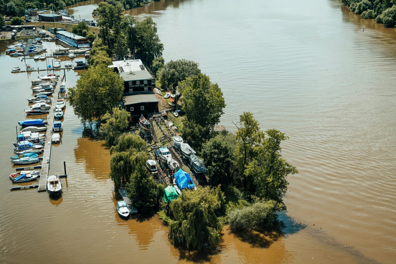Chunnambar Boat House (~7 km)
