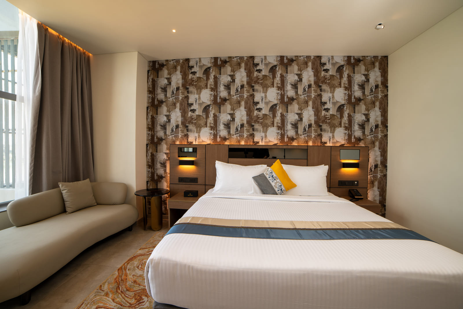 Deluxe King &mdash; Bed and seating