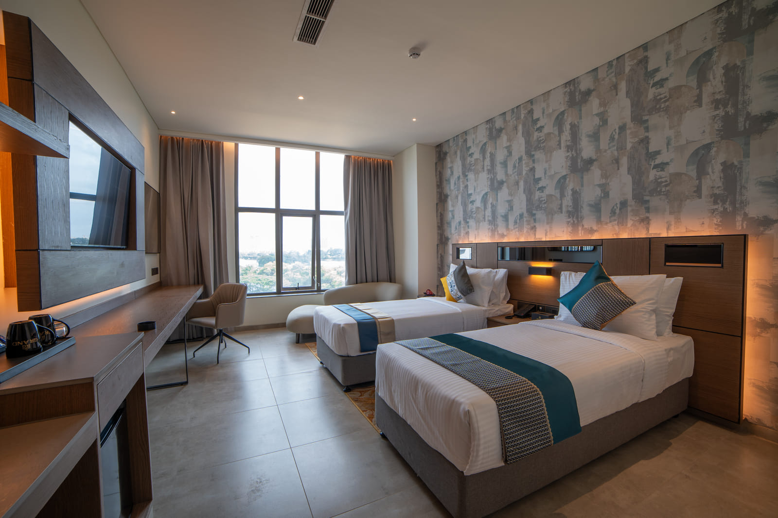 Deluxe Twin &mdash; Twin beds and the work desk