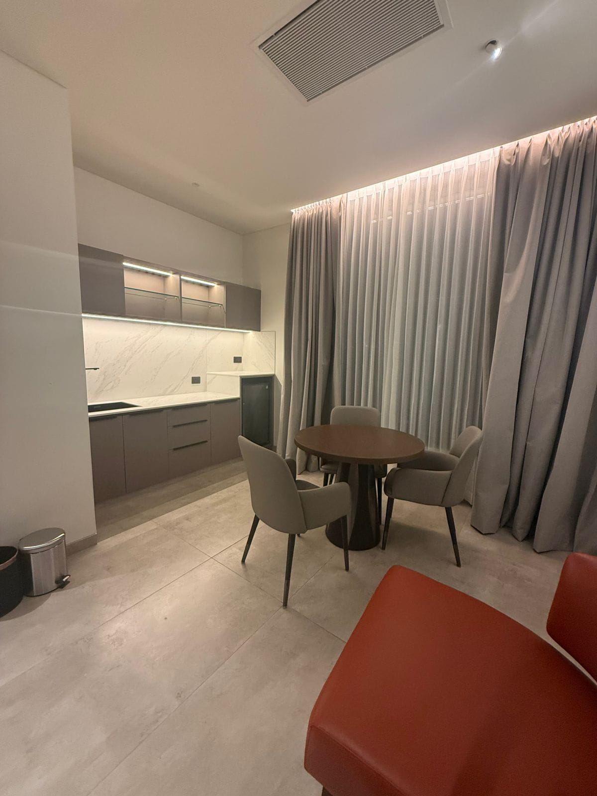 Grand Suite &mdash; Kitchen and dining table