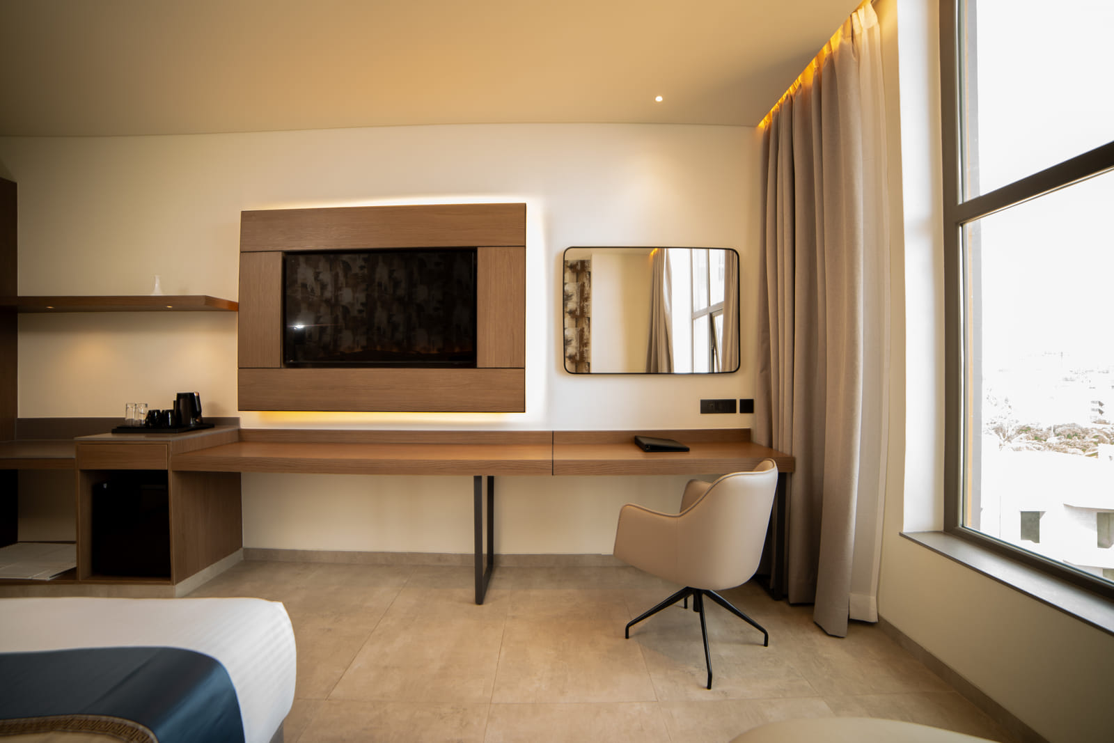 Deluxe Twin &mdash; Work desk and television