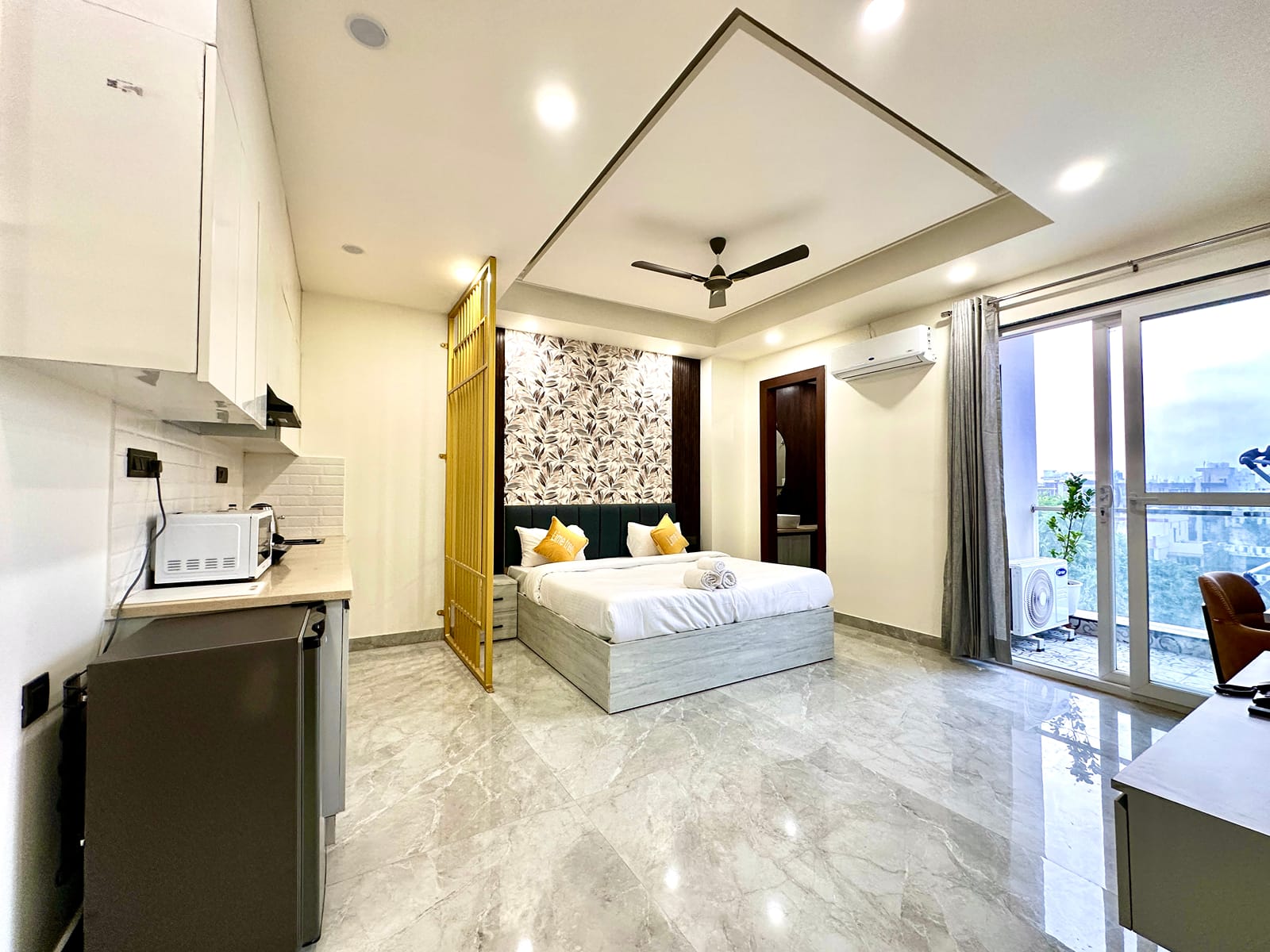 Studio apartment with a double bed, kitchenette, marble floor and balcony windows at Street Studio by Lime Tree Hotels