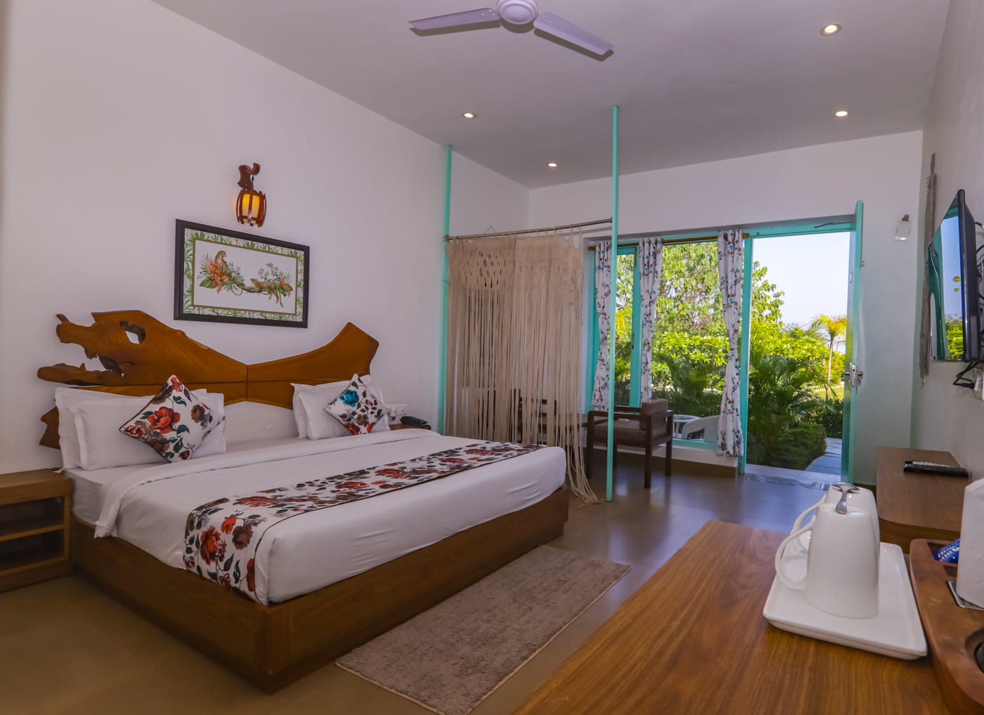 Mountain & Pool View Room with king bed