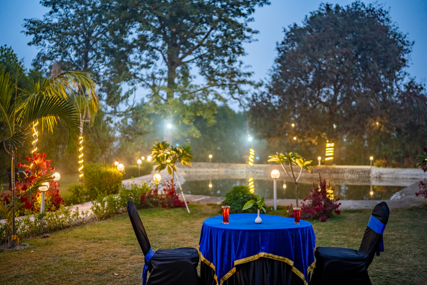 Outdoor dining setup at The Mallard