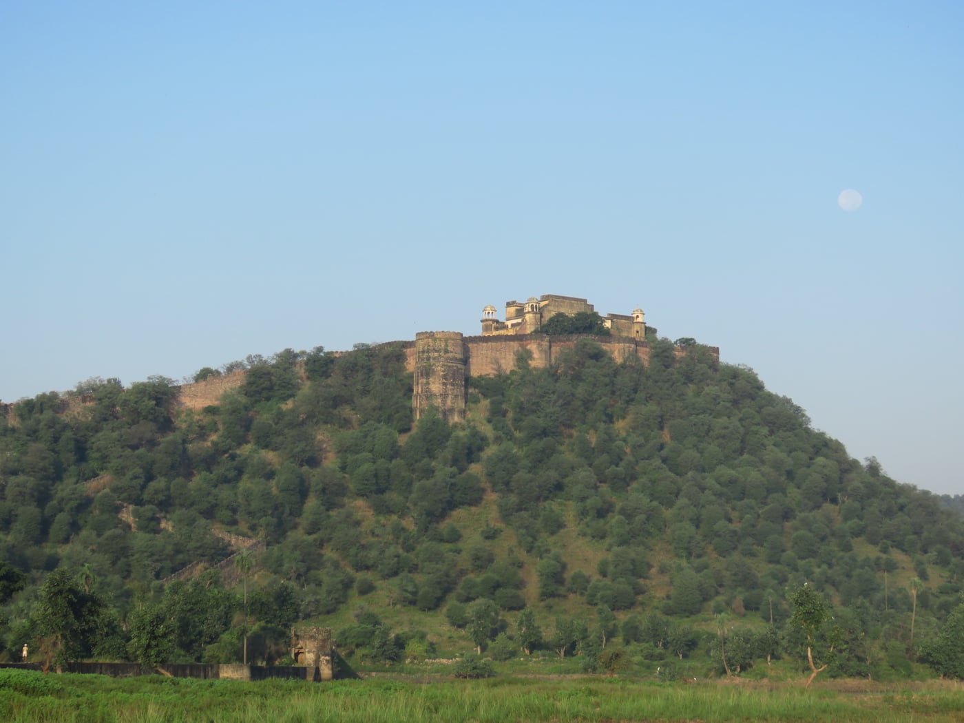 A side angle picture of the Kankwari Fort in the day time
