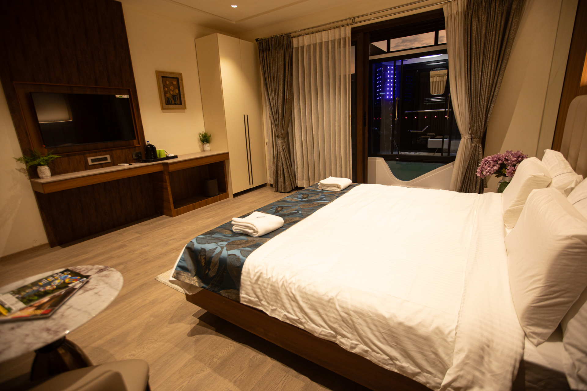 The Jacuzzi Room with a king-size bed and warm wood panelling at Rossedale Suites & Hotel in Peelamedu, Coimbatore