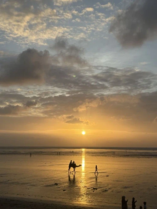 Ocean meeting the sky at the horizon wher the sun is setting.