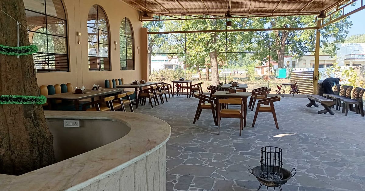 Outdoor dining at Signum Resort, Bandhavgarh