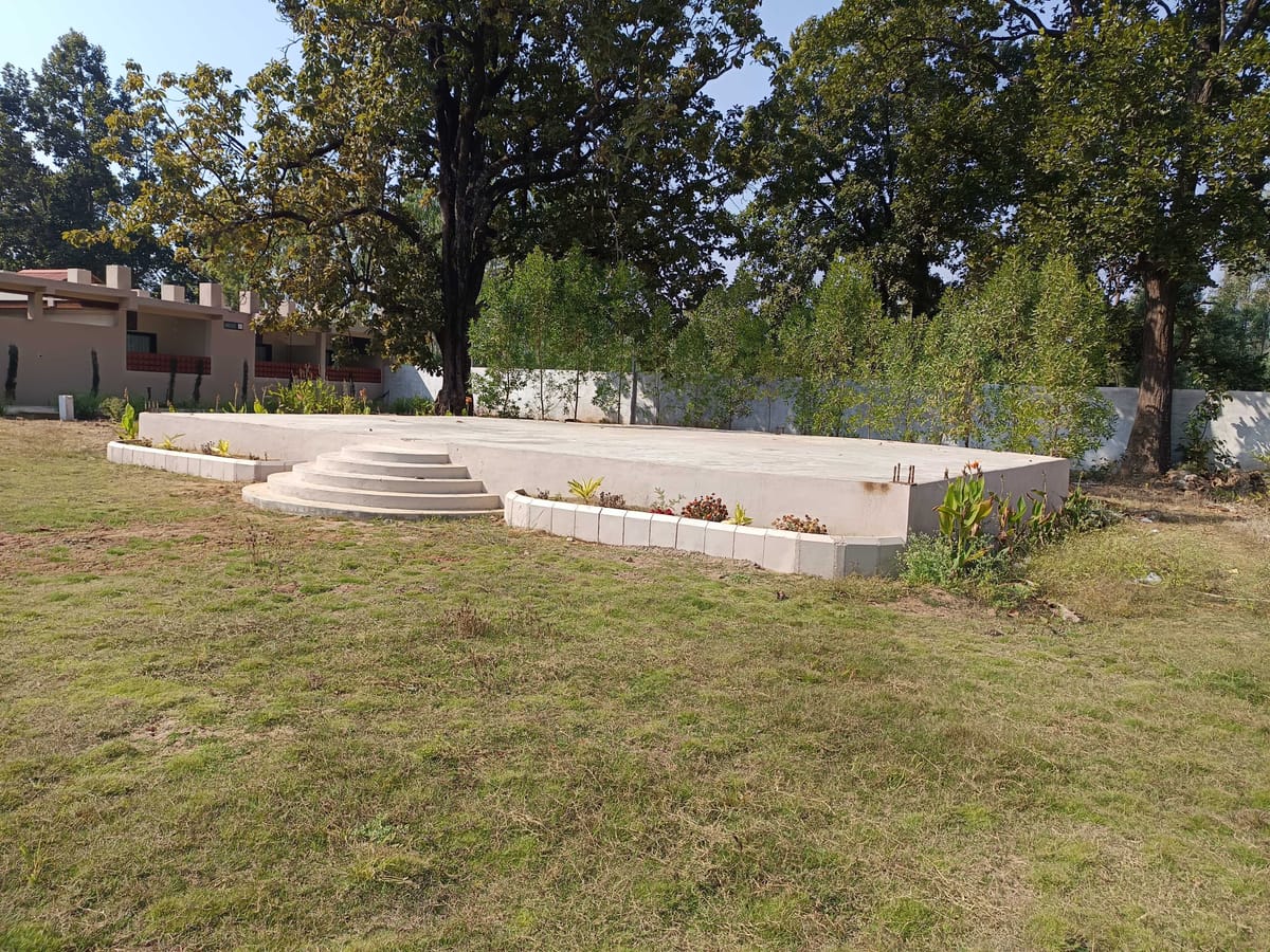 The lawns at Signum Resort, Bandhavgarh