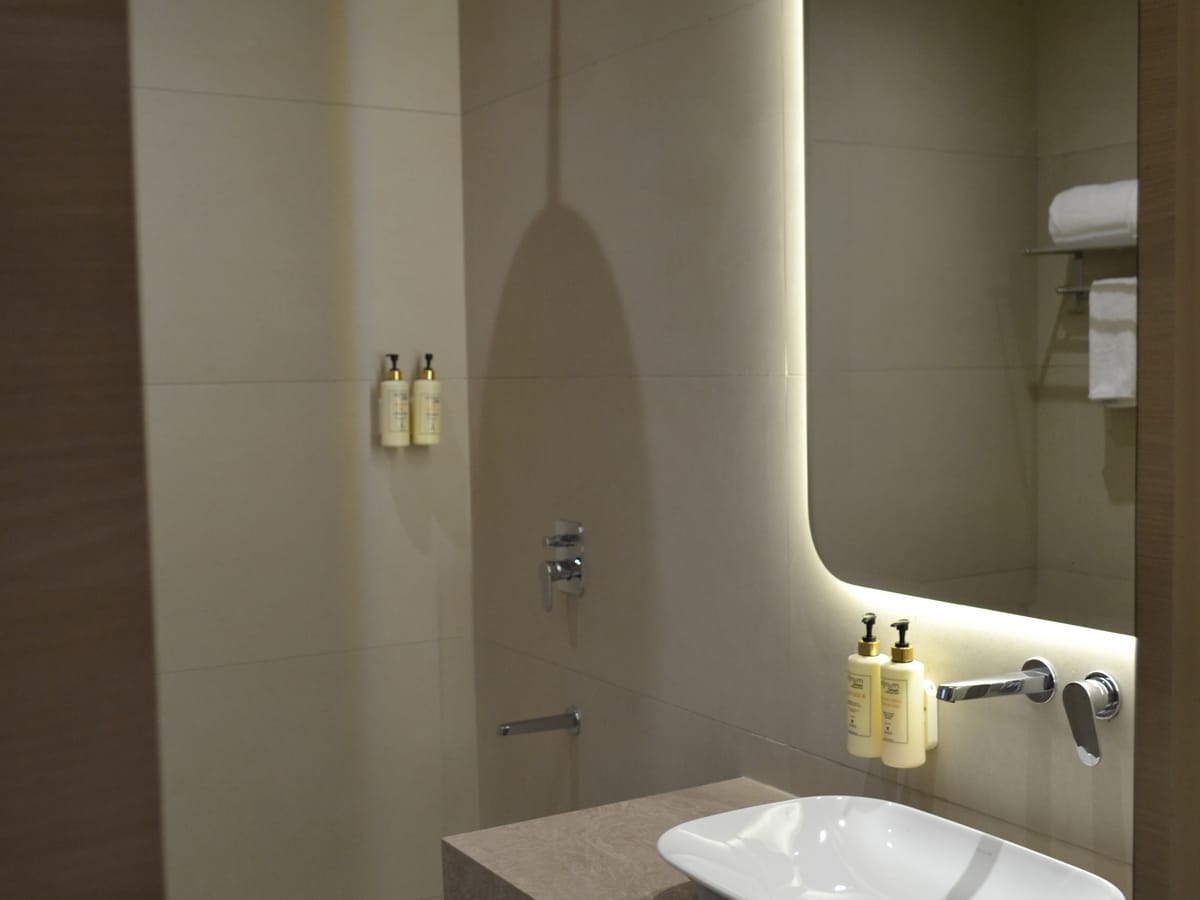 An en-suite bathroom at Signum Tathastu Boutique Hotel, Haridwar