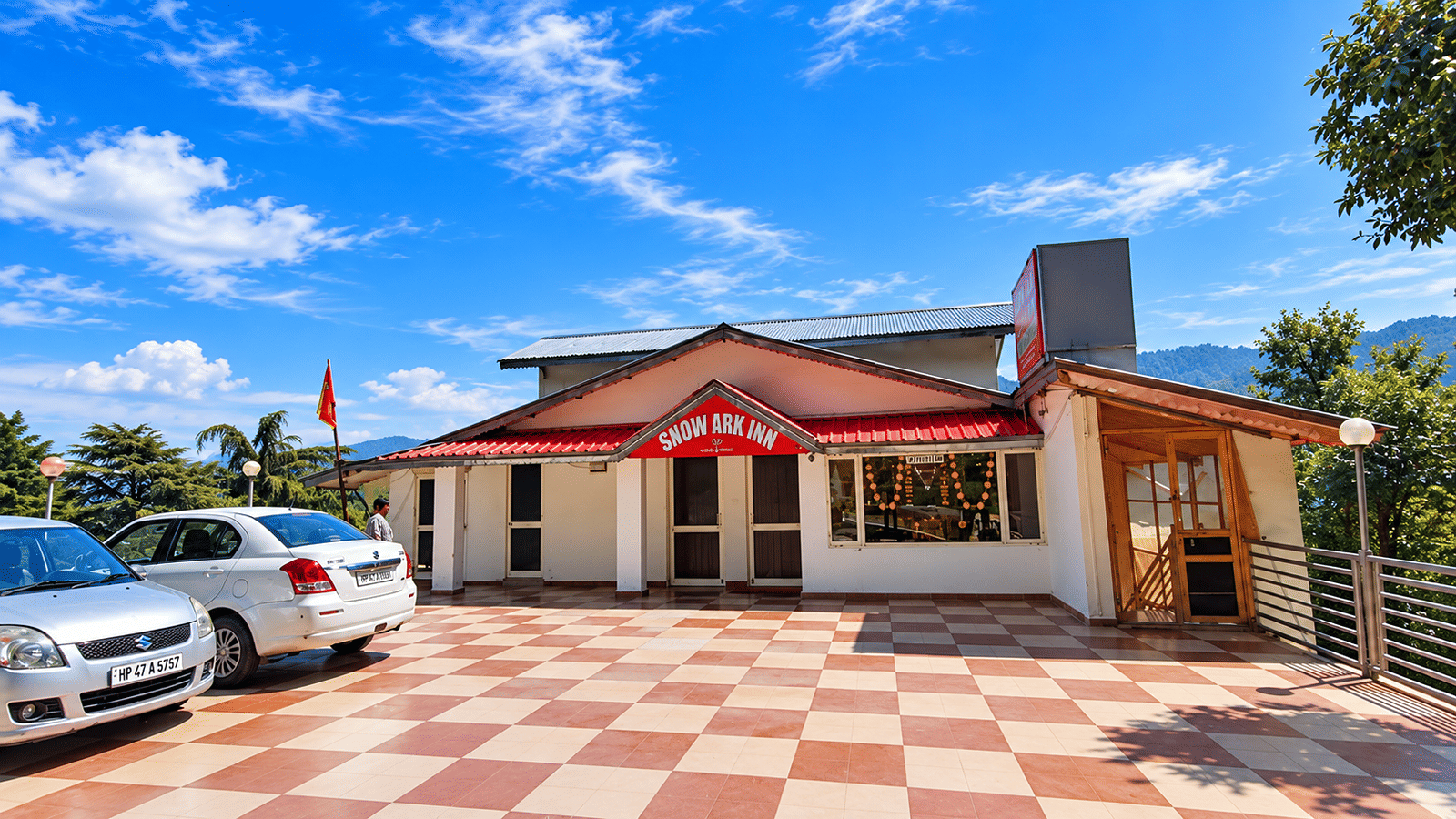 Hotel Snow Ark Inn and its forecourt, Dalhousie