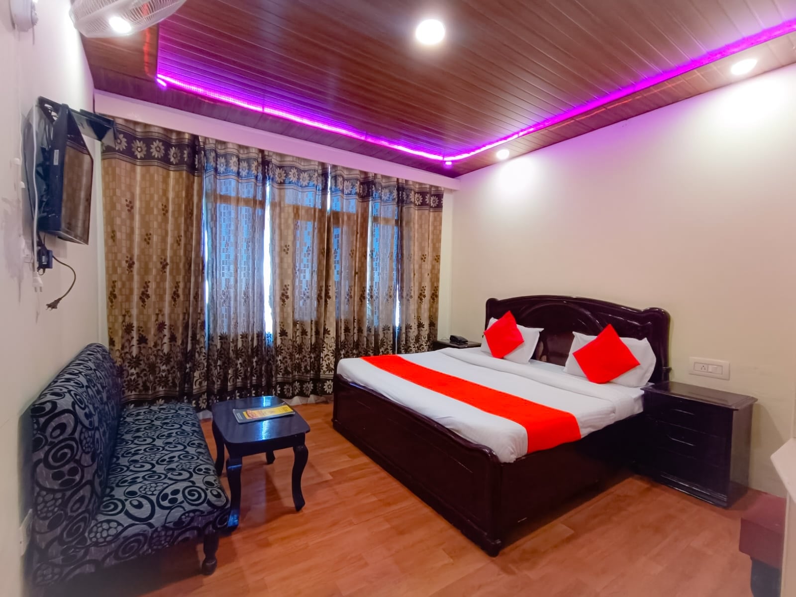 Deluxe Room with a sofa, Hotel Surya Resort