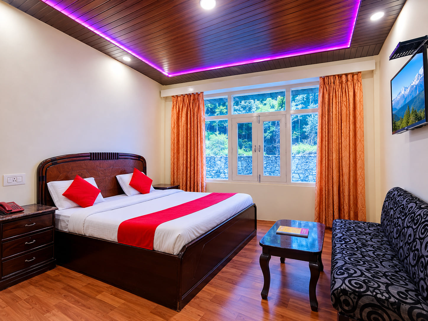 Semi Deluxe Room by the window, Hotel Surya Resort