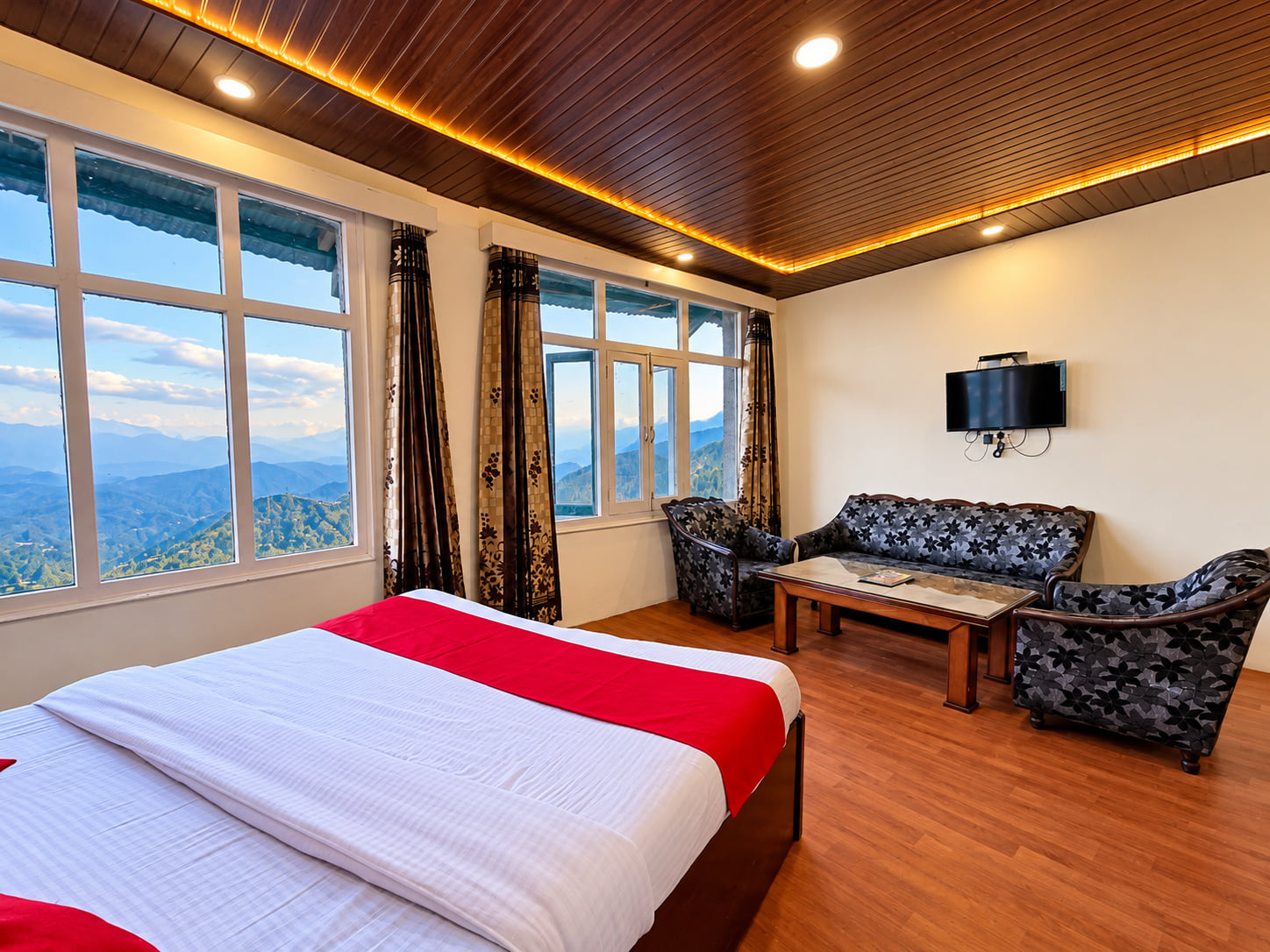 Super Deluxe Room by the windows, Hotel Surya Resort
