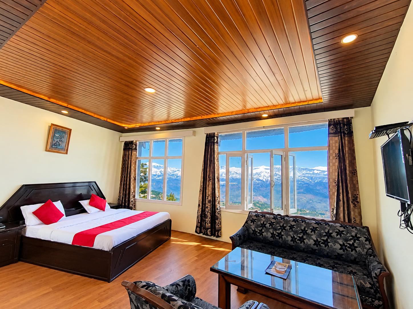 Super Deluxe Room and its valley windows, Hotel Surya Resort