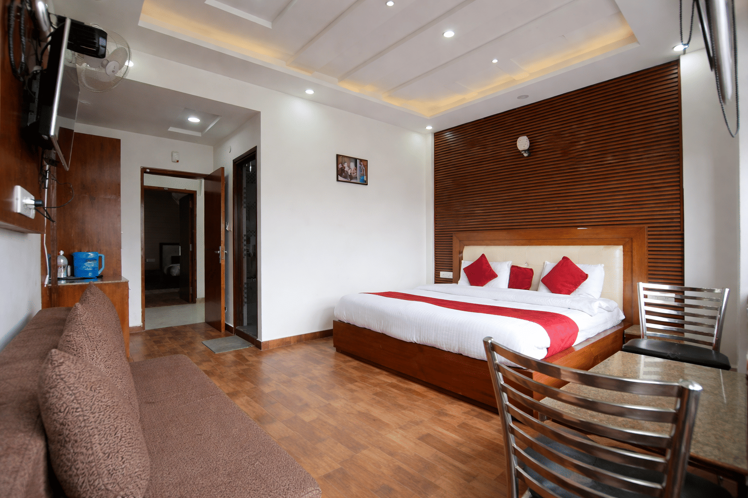 A guest room with a king-size bed at JPT Hotels, Dalhousie