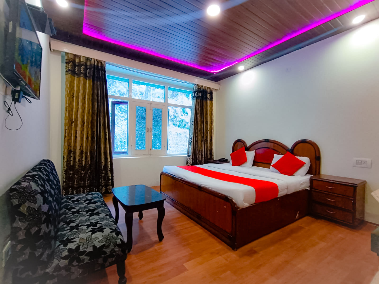 A guest room with a king-size bed at JPT Hotels, Dalhousie