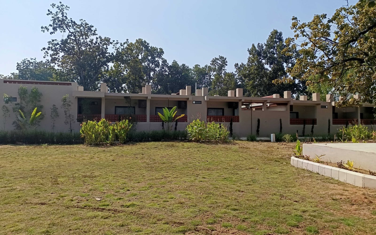 The lawns and gardens at Signum Resort, Bandhavgarh
