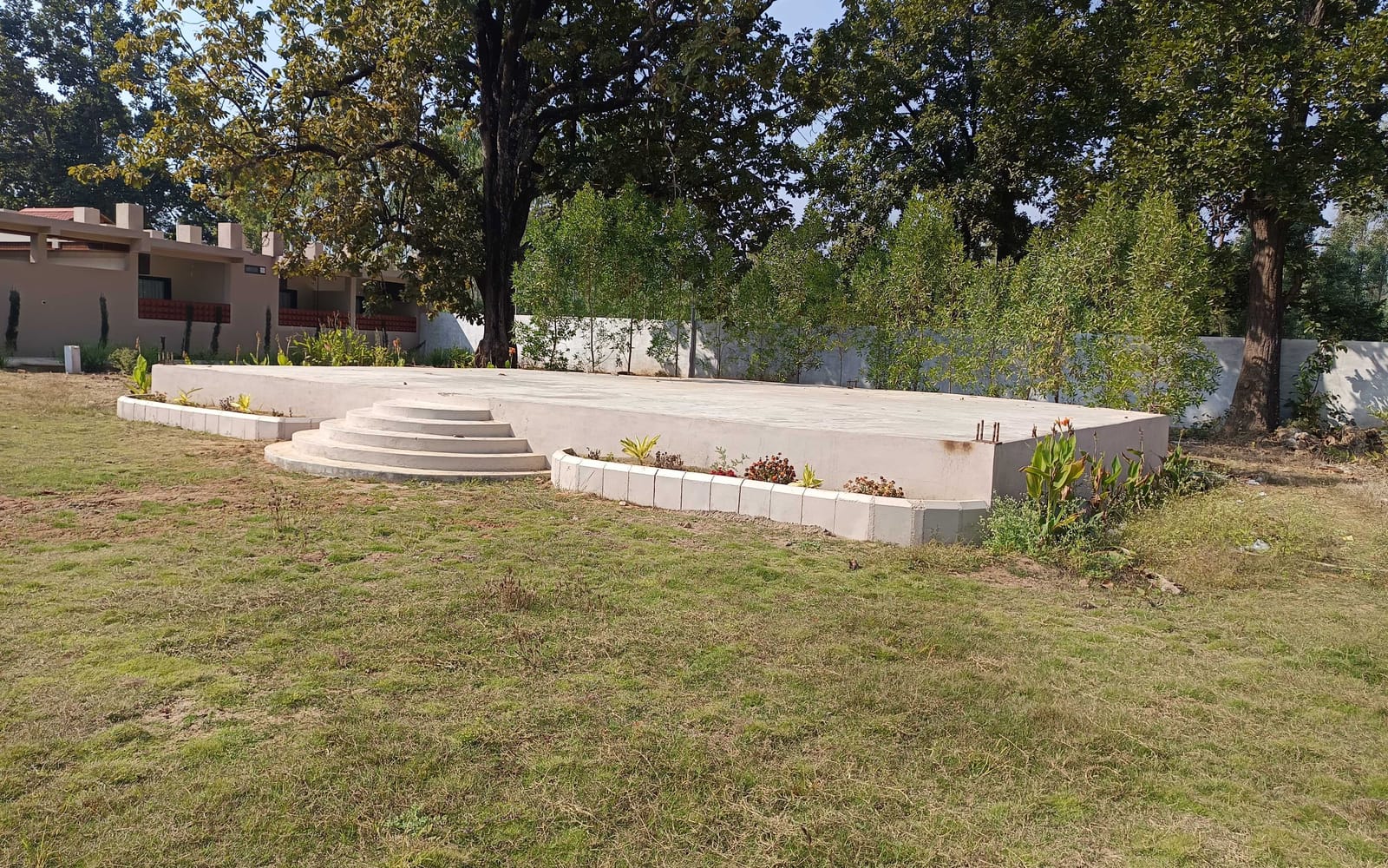 The lawn and gardens at Signum Resort, Bandhavgarh
