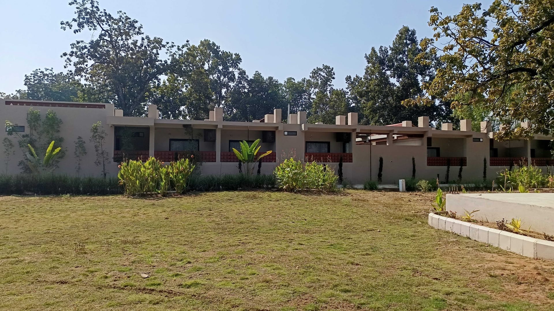 Open lawns and gardens at Signum Resort, Bandhavgarh