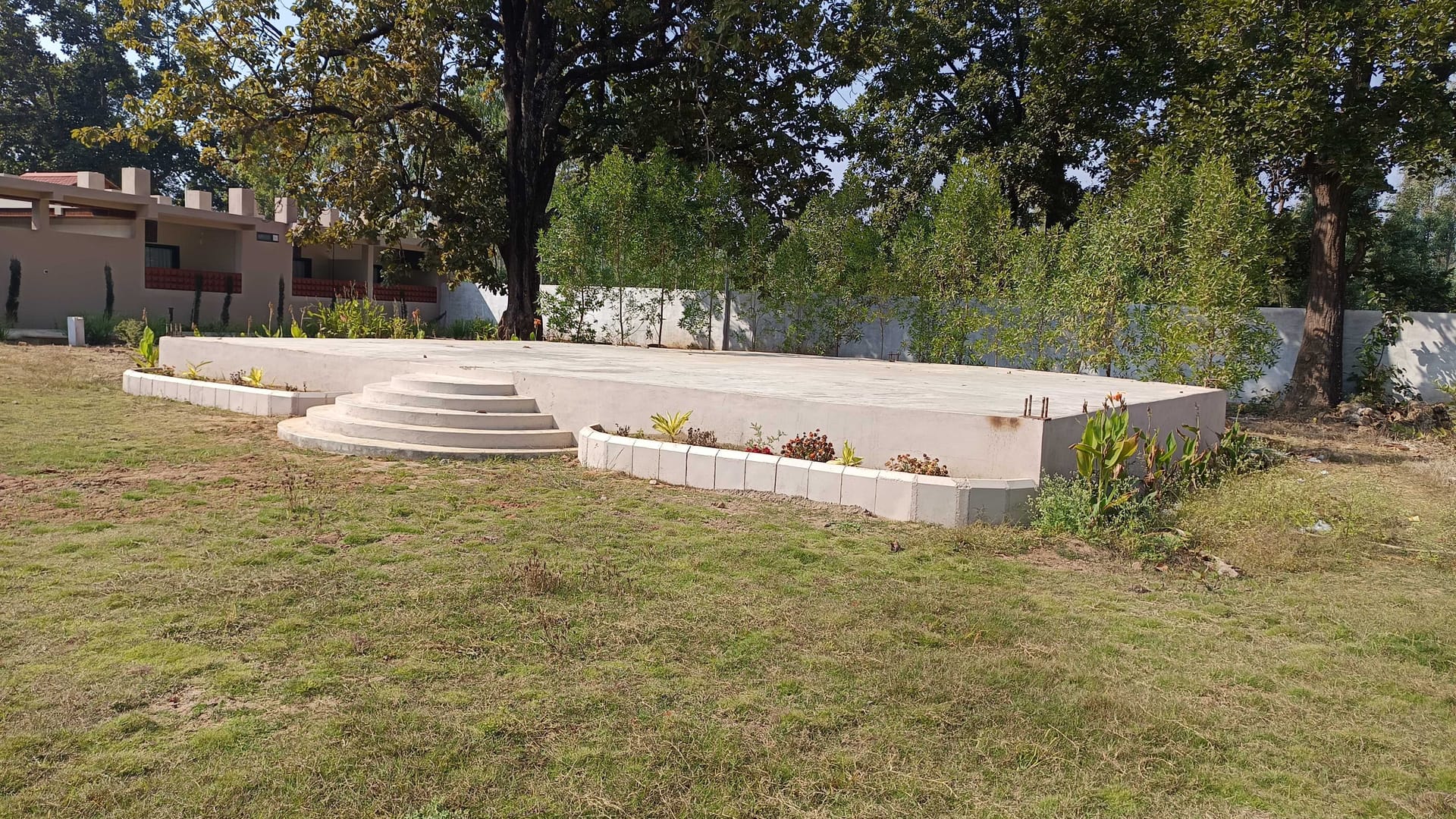 The lawns at Signum Resort, Bandhavgarh
