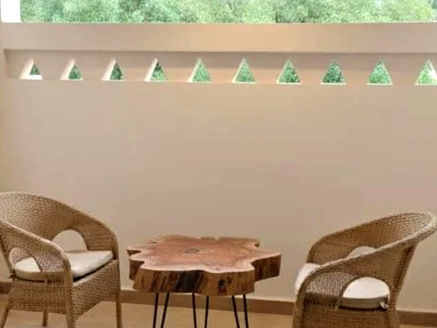 A quiet seating corner with a live-edge table at Signum Resort, Bandhavgarh