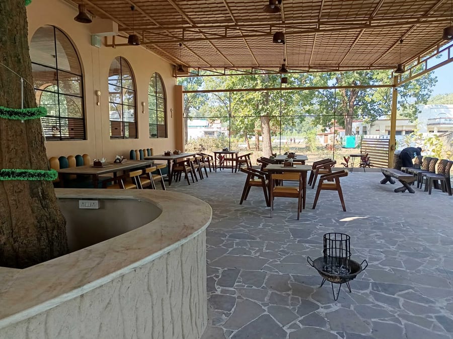 Outdoor dining on the lawns at Signum Resort, Bandhavgarh