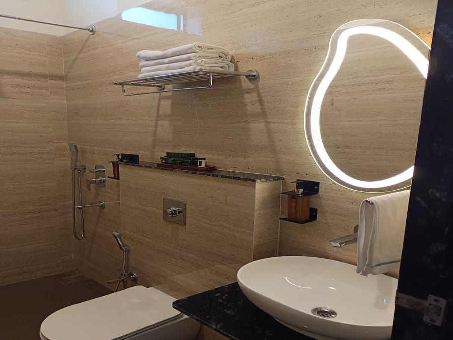 The bathroom in a guest room at Signum Resort, Bandhavgarh