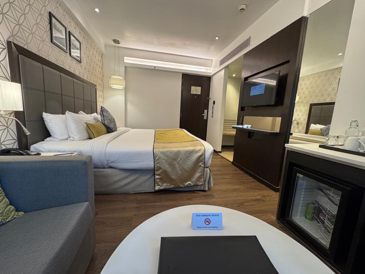 Deluxe King Room with Queen Bed