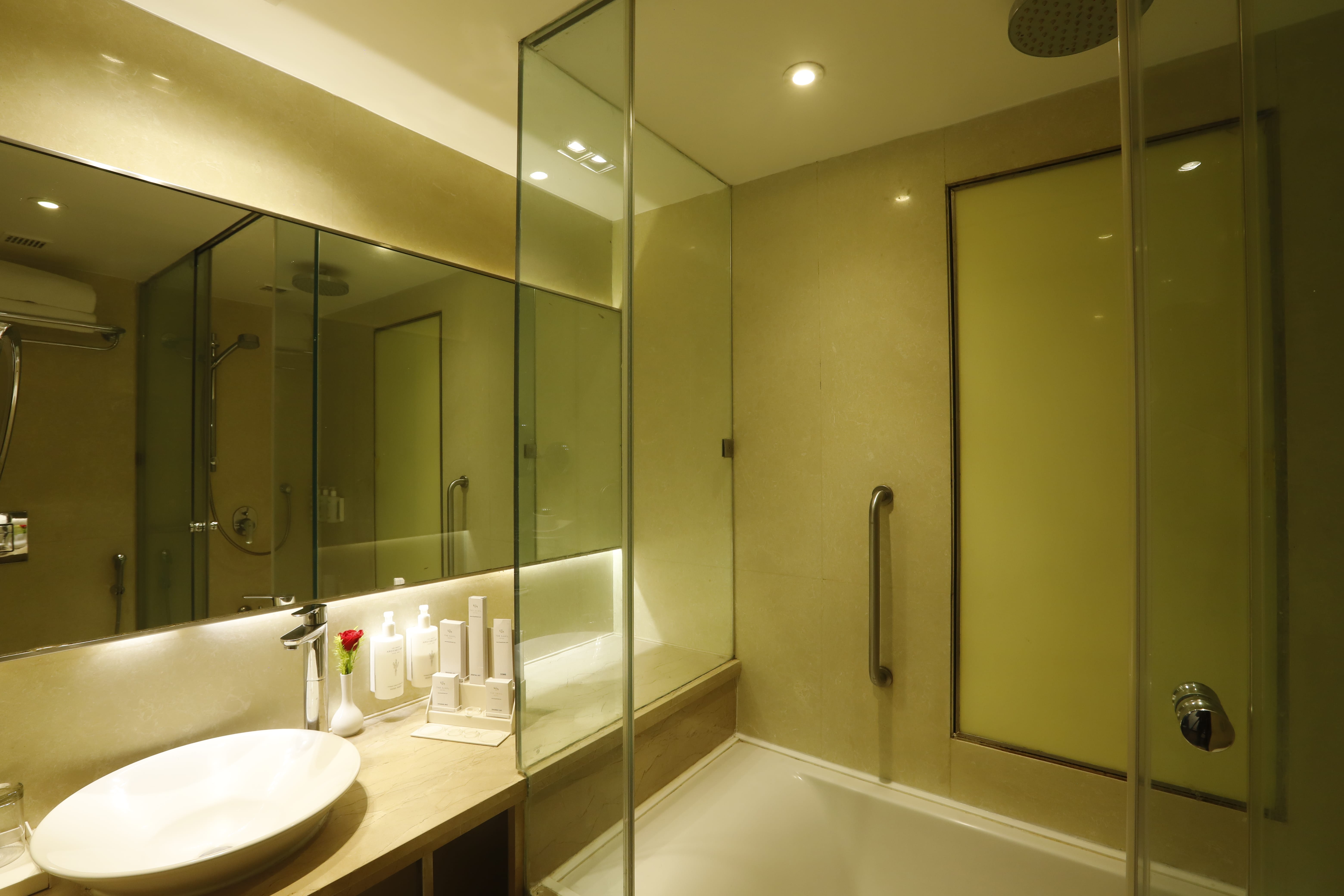 Suite Bathroom with Bathtub