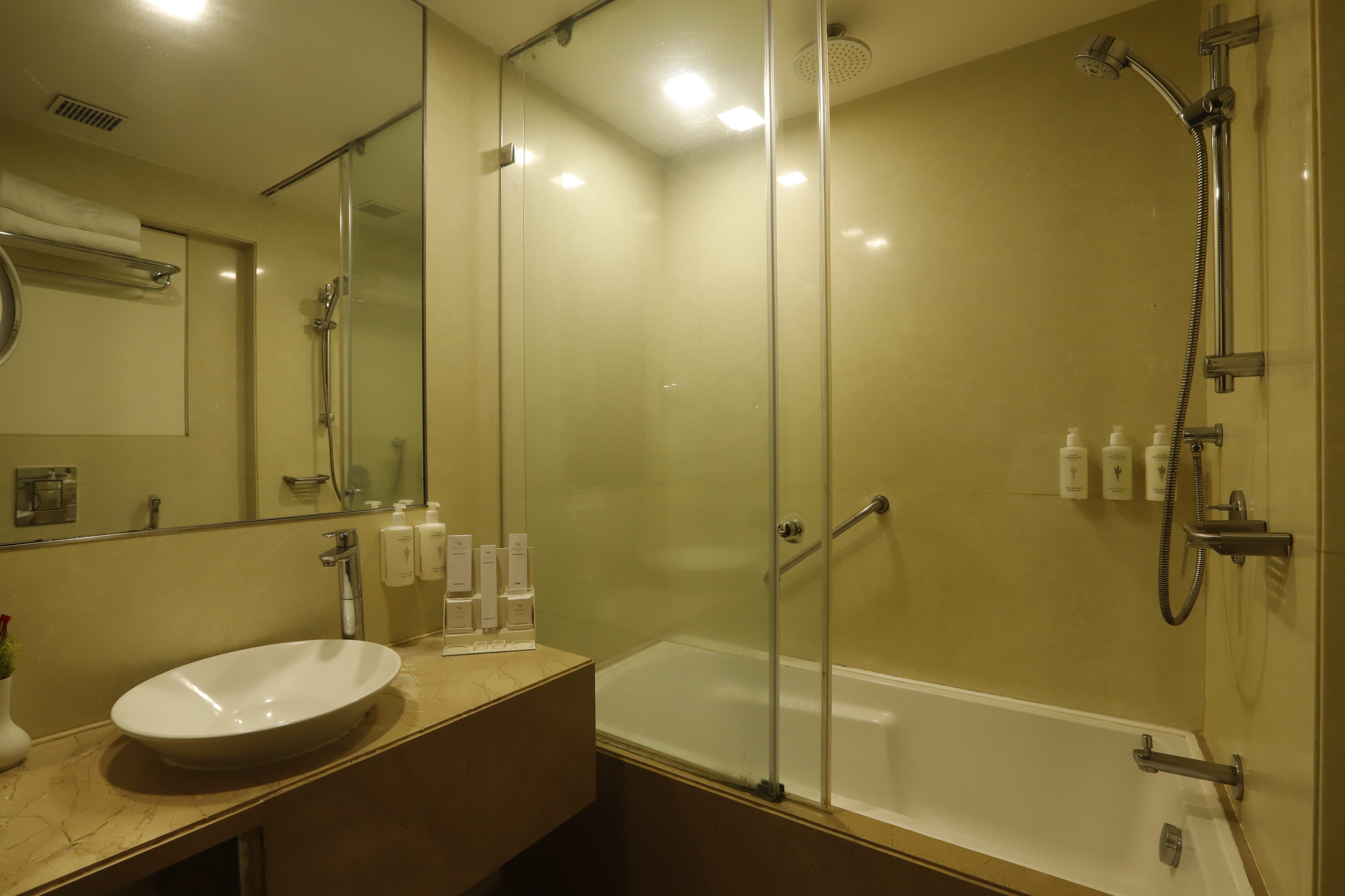 Superior Bathtub King Room with Queen Bed, Bathtub and Smart TV