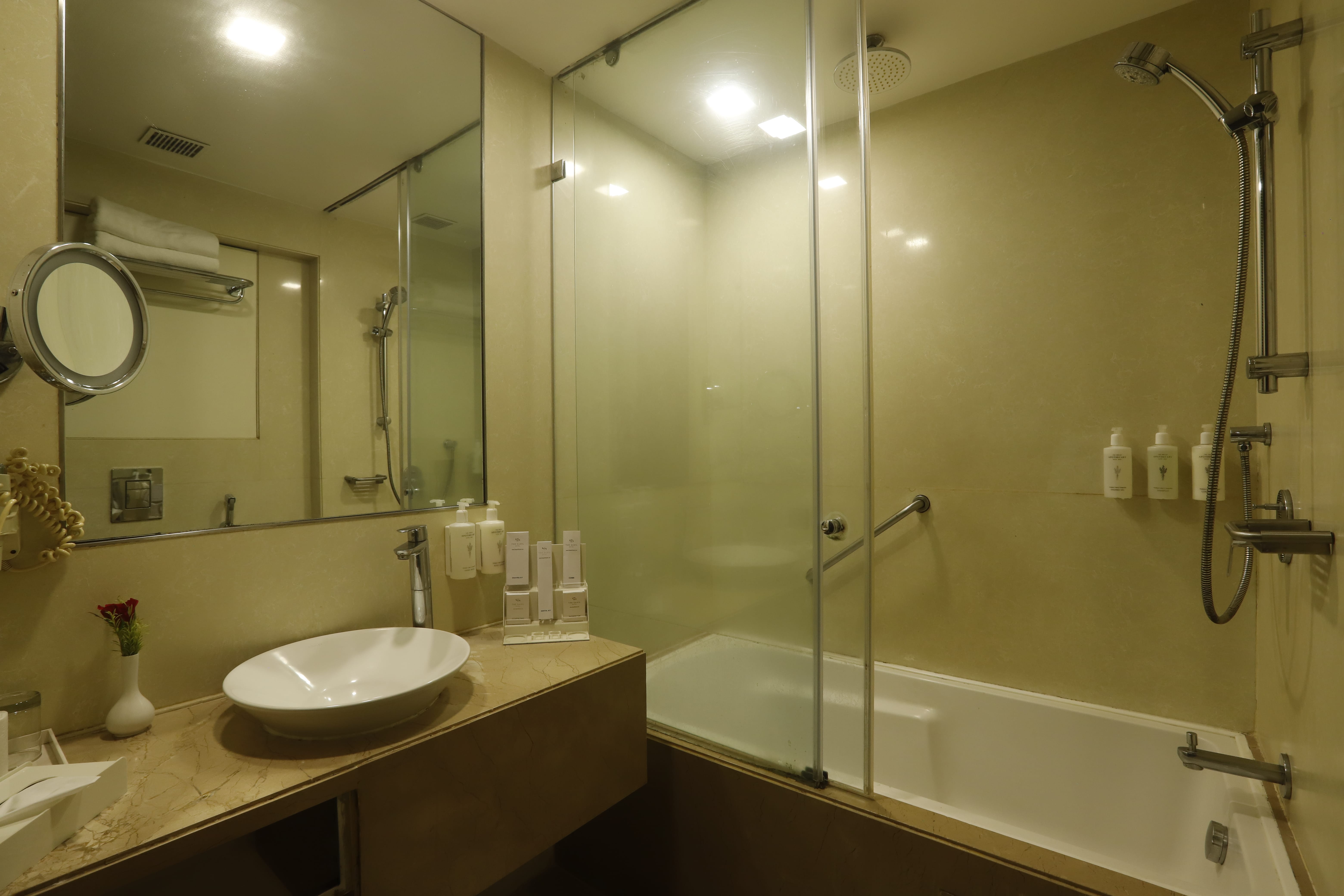 Superior Bathtub King Room with Queen Bed, Bathtub and Smart TV